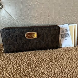Authentic Michael Kors Large Zipper Jet Set Continental Travel Wallet in Brown